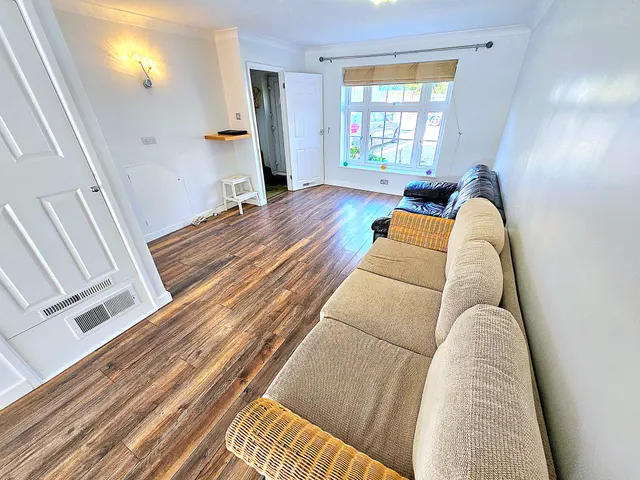 Bassett Way, Greenford, UB6, photo 1