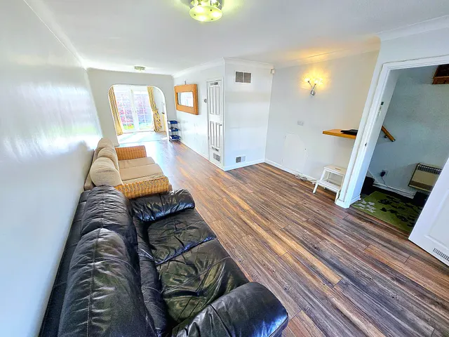 Bassett Way, Greenford, UB6, photo 2
