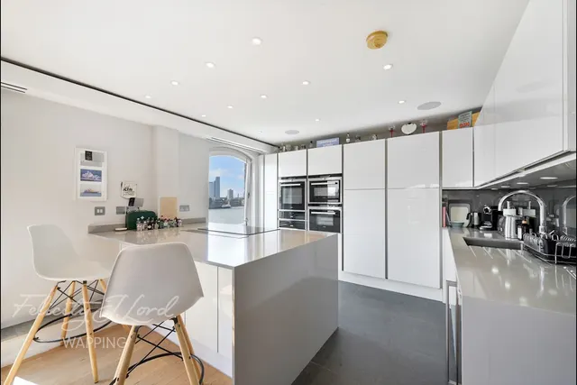 Trafalgar Court, Wapping Wall, E1W, photo 3