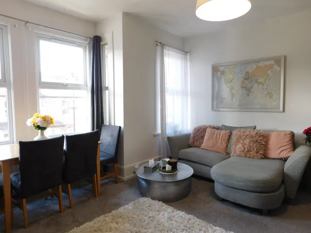 Half Acre Road , Hanwell, London, W7 3JH, photo 1