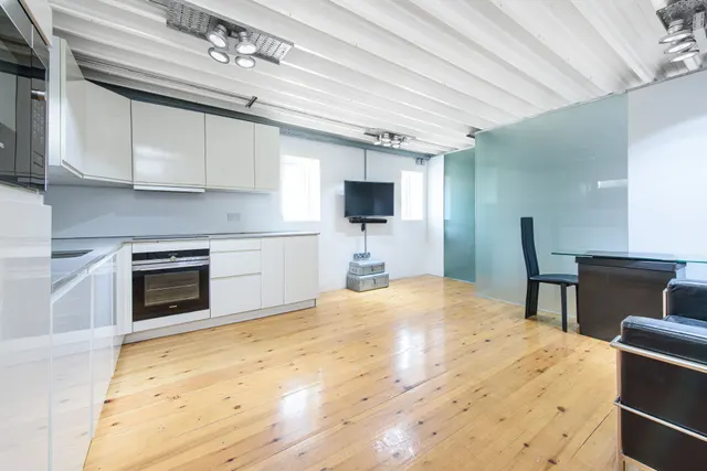 Flat 5, 1 Scout Way, London, photo 1