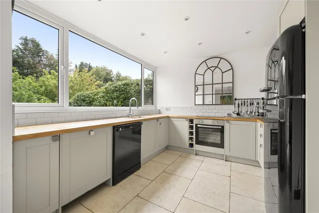 Angas Court, Pine Grove, Weybridge, Surrey, KT13, photo 1