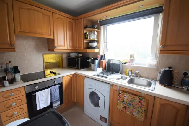 Photo 2 — Roise Court, Bedford