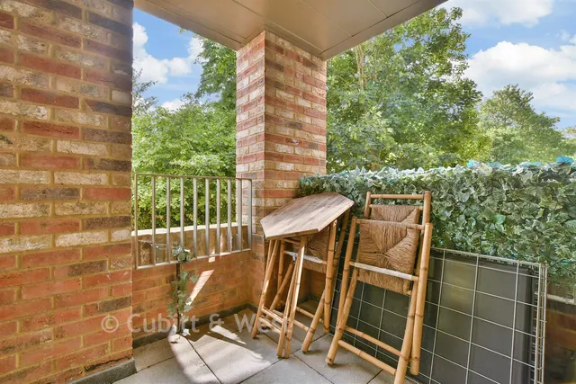 Back Stage Walk, Wallington, SM6, photo 2