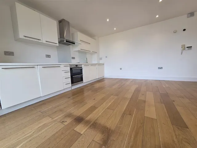 2 bedroom flat — Hardwicks Square, London SW18