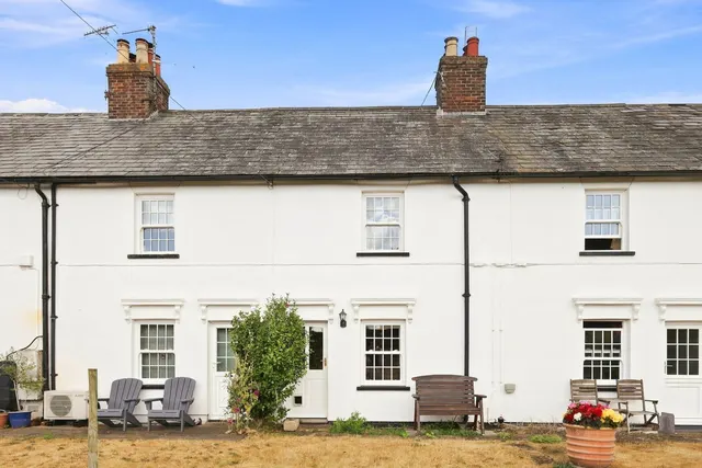 3 bedroom house — De-L'Angle Row, Chartham, CT4 7JP