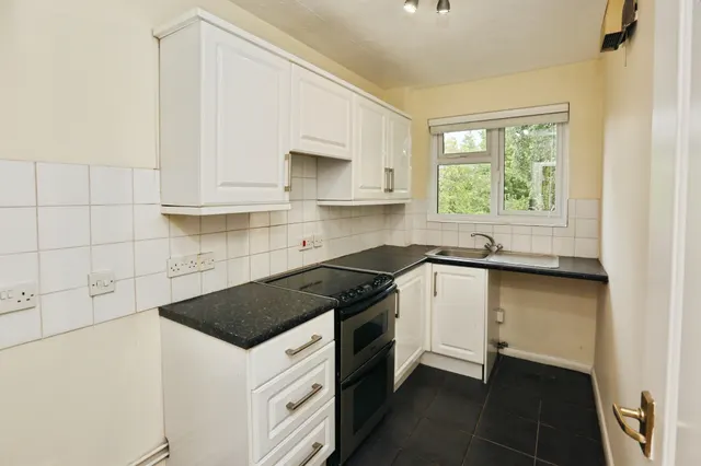 Photo 3 — Mallow Road, Hedge End, Southampton