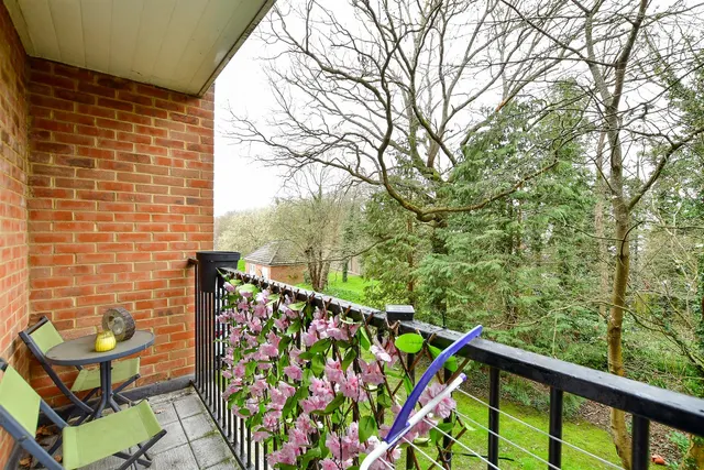 Woodfield Road, Crawley, RH10, photo 2