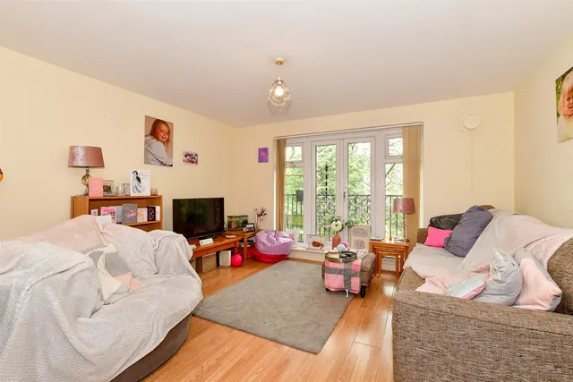 Woodfield Road, Crawley, RH10, photo 3