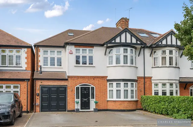 Pemberton Avenue, Romford, Essex, RM2 6HA, photo 1