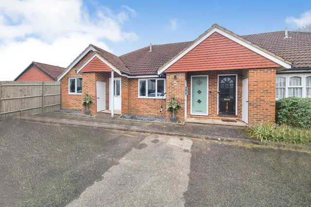 Furze Close, Ash Vale, Guildford, Surrey, GU12 5NA, photo 1