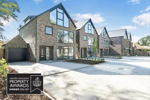 Ringwood Road, Ferndown, BH22, photo 1