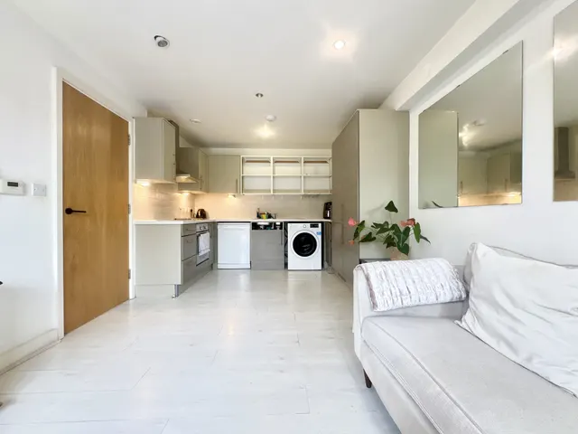 Brookhill Road, SE18, photo 2