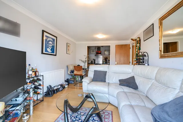 Photo 3 — 152 Brompton Park Crescent, London