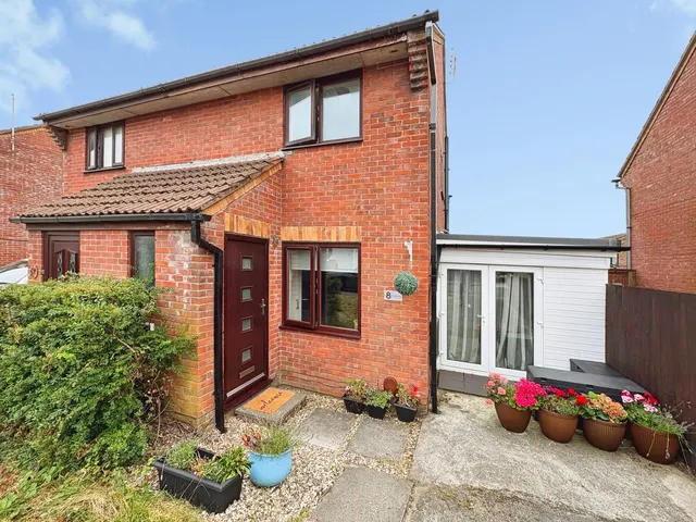 Laburnum Drive, Porthcawl, CF36 5UA, photo 1