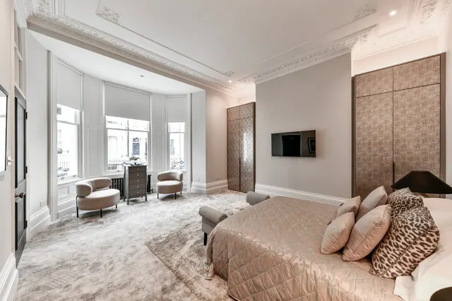 Photo 3 — Redcliffe Square, Chelsea, London, SW10 9HQ