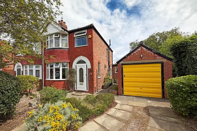 Greenway Road, Timperley WA15 6BL, photo 1
