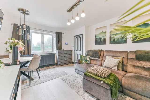 Photo 3 — 76 Coldharbour Road, Croydon