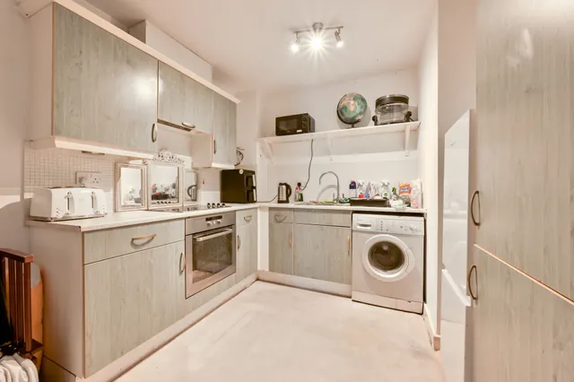 Photo 3 — 118 Ebbett Court, Victoria Road, London