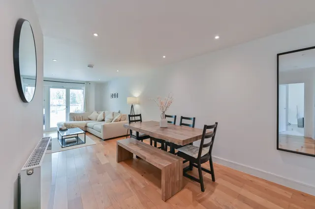 Photo 2 — Flat 14, 2 Fairbourne Road, LONDON
