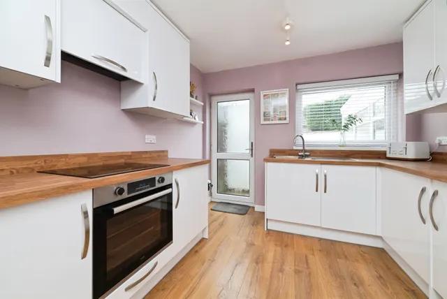 Photo 2 — Woodhill Close, Anlaby, Hull