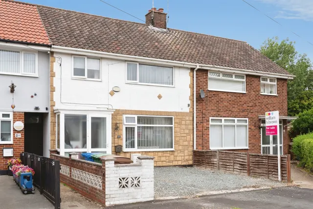 Photo 3 — Woodhill Close, Anlaby, Hull