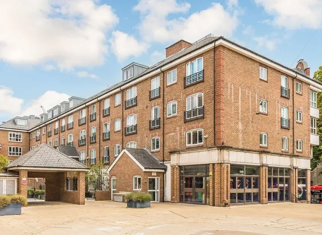 High Street, Brentford, TW8, photo 1