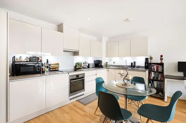 Streatham High Road, London, SW16, photo 2