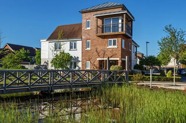 Willowbourne, Fleet, Hampshire, GU51 5AB, photo 1