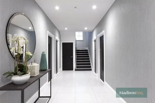 Manor Road, Chigwell, IG7, photo 2
