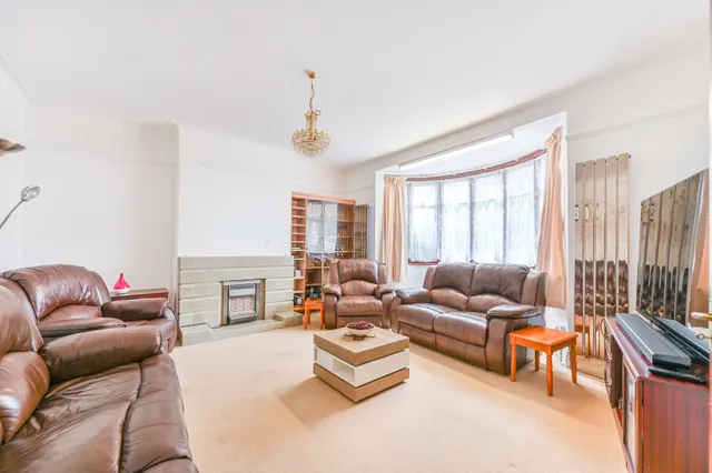 37 Crawford Avenue, Wembley, photo 1