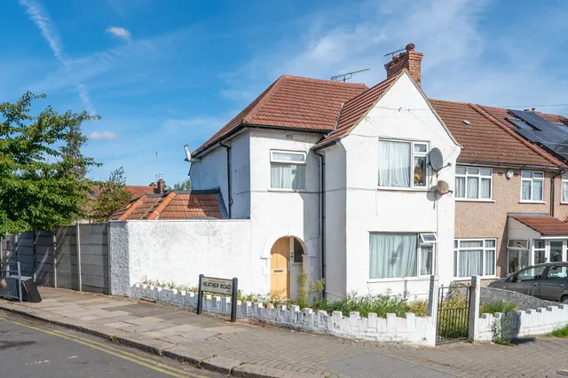 74 Warren Road, London, photo 1
