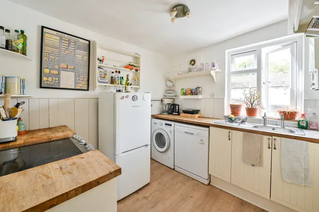 Photo 3 — 122a Forest Hill Road, London