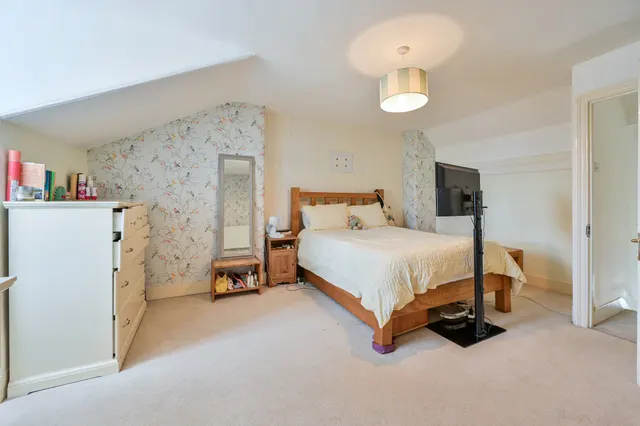 Photo 2 — 122a Forest Hill Road, London