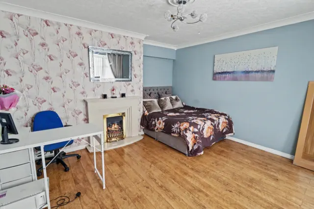 Applewood Crescent, Stoke-On-Trent, photo 3
