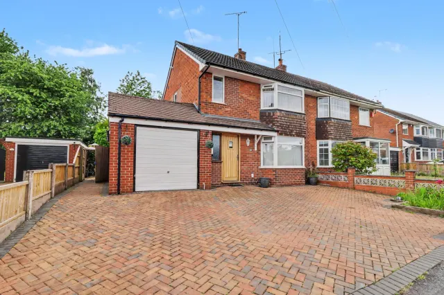 Applewood Crescent, Stoke-On-Trent, photo 1