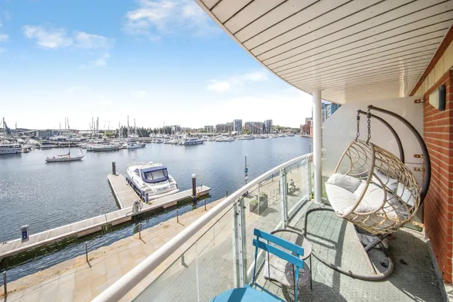 2 bedroom flat — Neptune Square, Ipswich