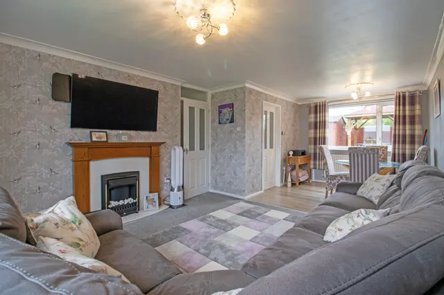Huntingdon Crescent, Burton-Upon-Stather, DN15, photo 2
