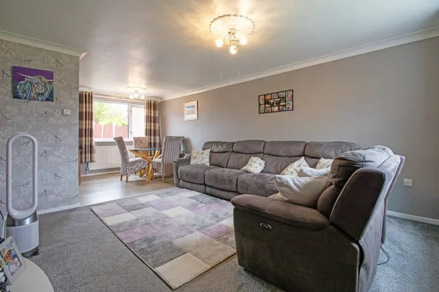 Huntingdon Crescent, Burton-Upon-Stather, DN15, photo 3