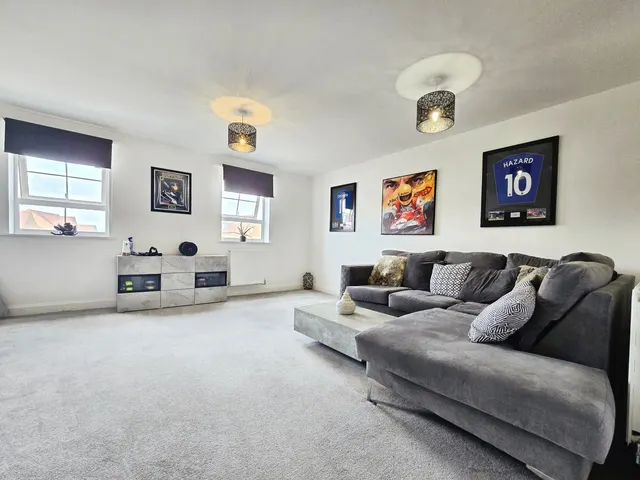 Blackburne Way, Tongham, GU10, photo 2