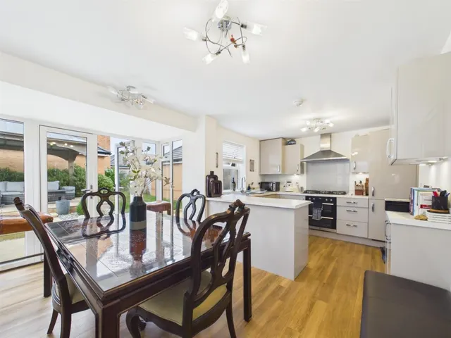 Skylark Avenue, Peacehaven, BN10, photo 2