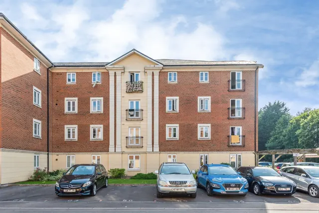 Brunel Crescent, Swindon, photo 1