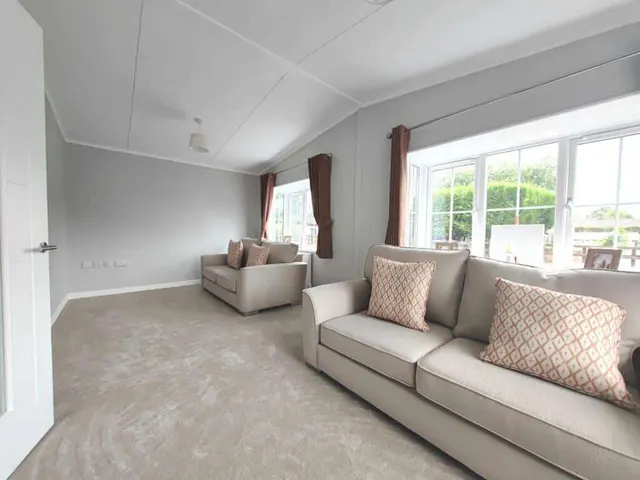 Photo 3 — Brownfield Gardens, Maidenhead, SL6 2RL