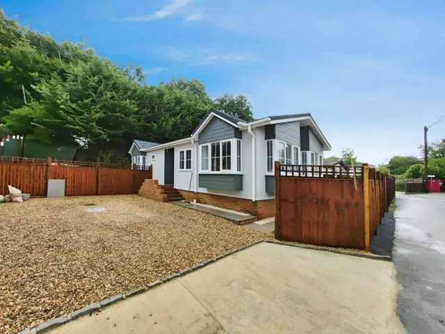 Brownfield Gardens, Maidenhead, SL6 2RL, photo 1