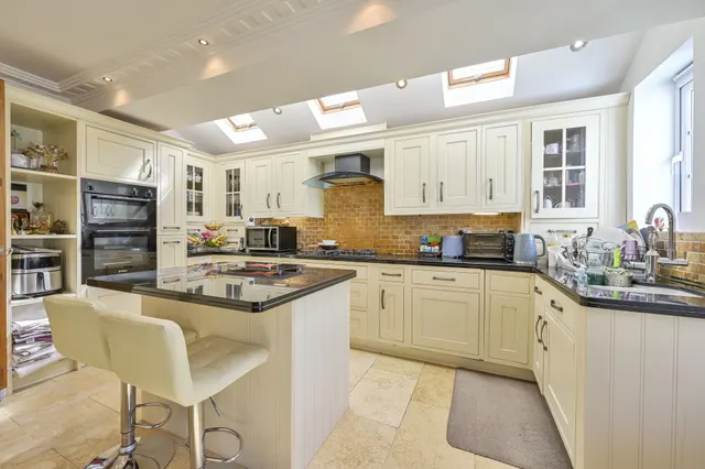 Photo 2 — 95 Gladstone Road, London
