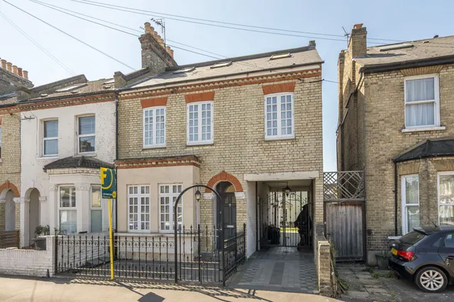 95 Gladstone Road, London, photo 1