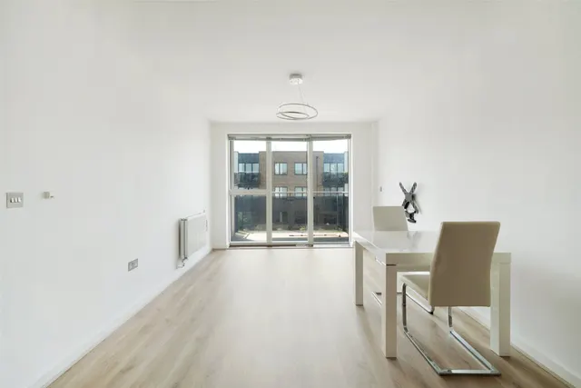Russells Crescent, Horley, RH6, photo 3