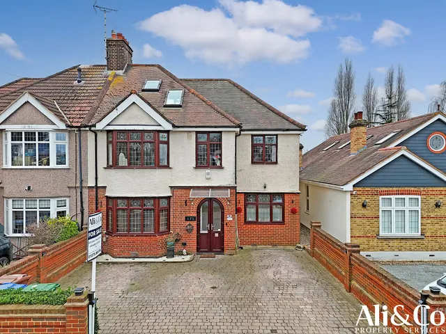 Lodge Lane, Grays, Essex, RM17 5PT, photo 1