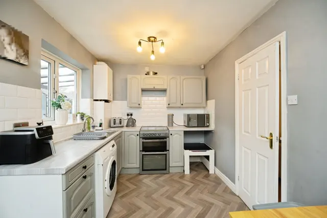 Plover Drive, Batley, WF17, photo 3