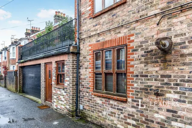 New Street, Horsham, RH13, photo 1